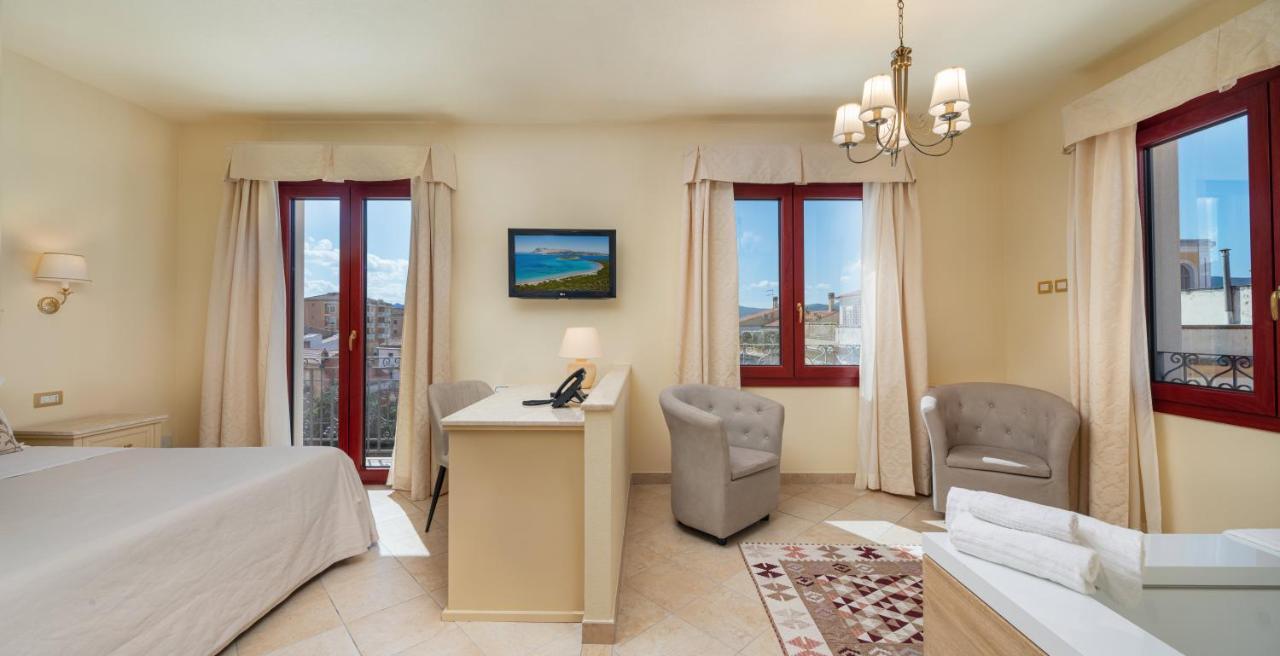 Hotel Regina Elena Olbia Buitenkant foto