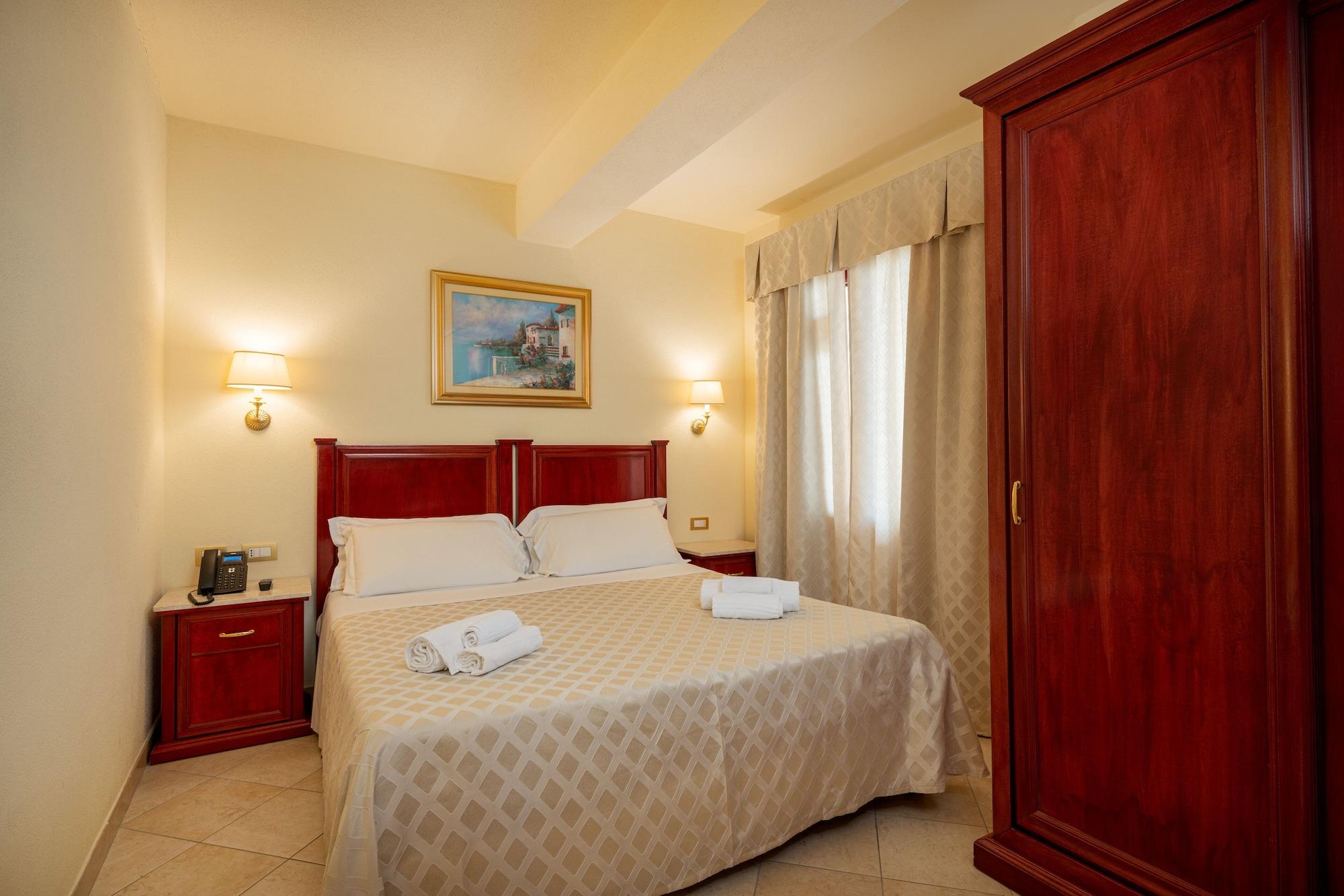 Hotel Regina Elena Olbia Buitenkant foto