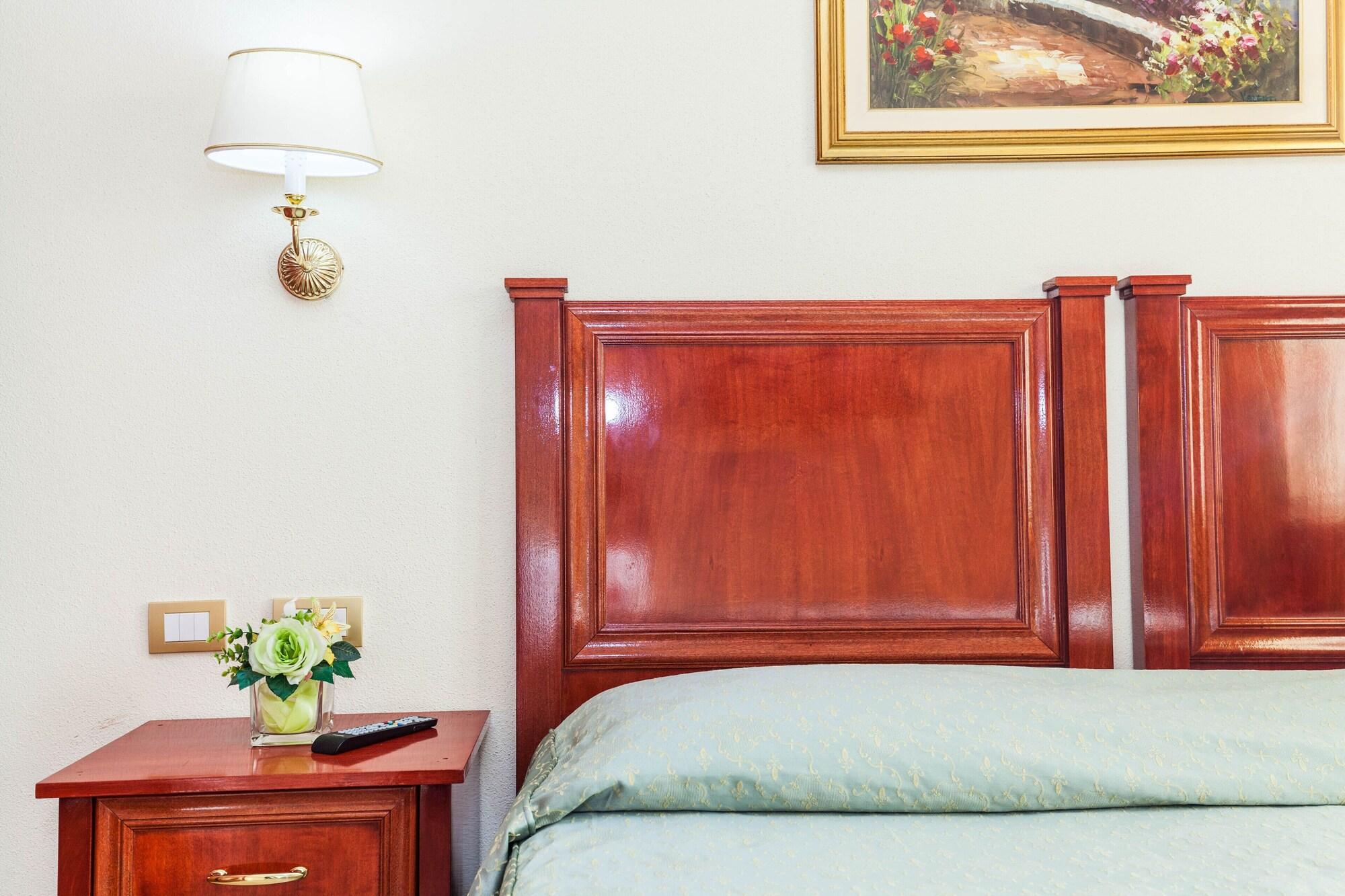 Hotel Regina Elena Olbia Buitenkant foto