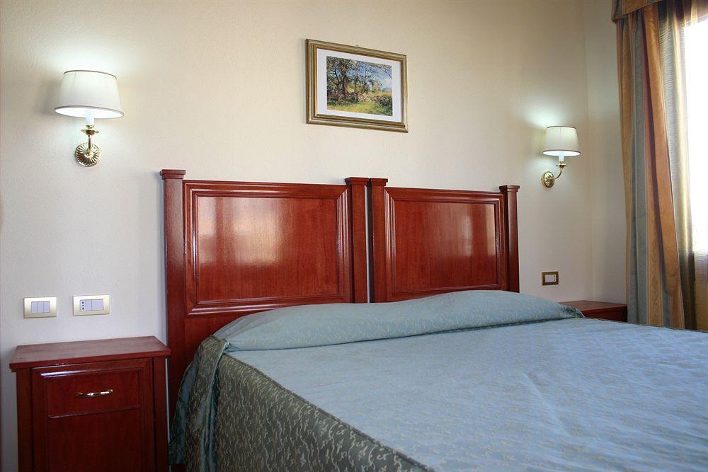 Hotel Regina Elena Olbia Buitenkant foto